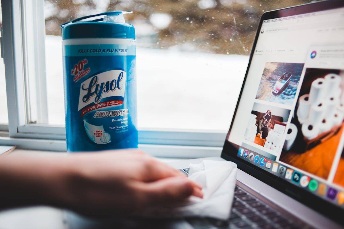 ilustrasi membersihkan barang dengan produk disinfektan (pexels.com/Erik Mclean)