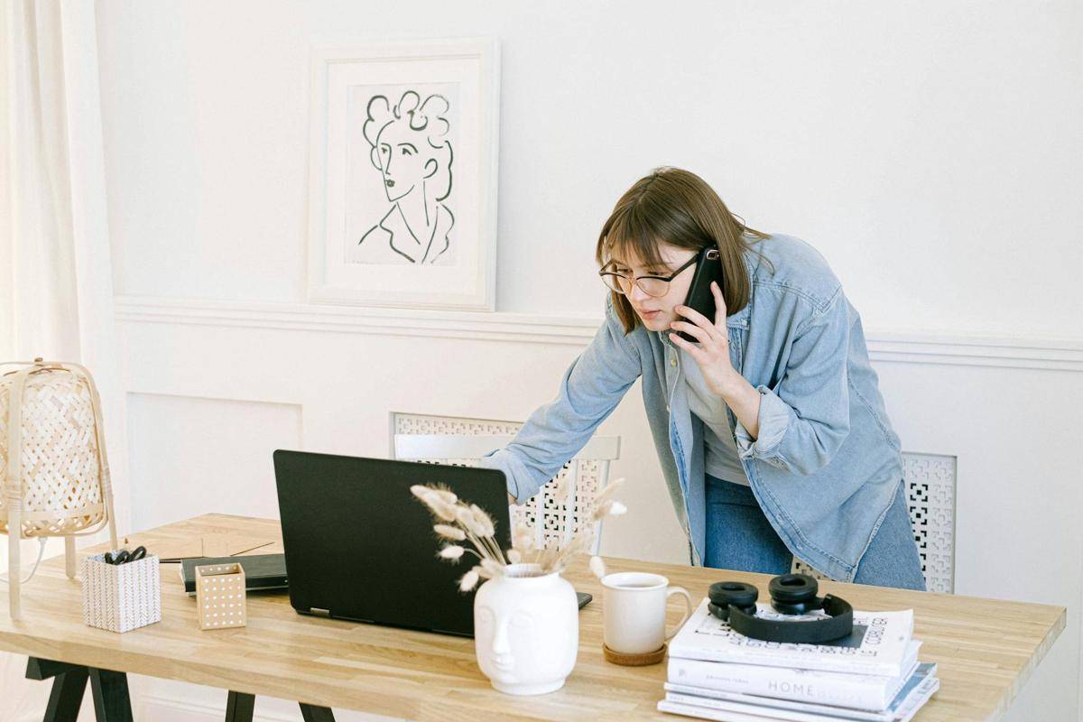 ilustrasi bekerja di laptop (pexels.com/Ivan Samkov)