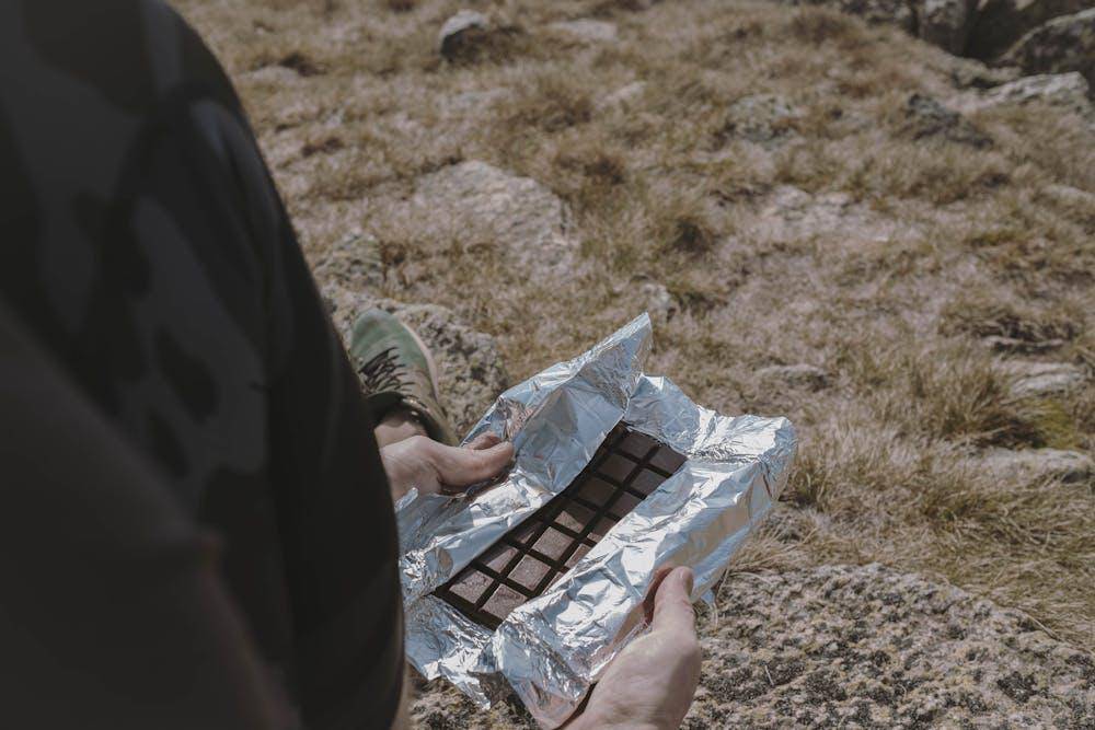 ilustrasi pendaki sedang menikmati cokelat (pexels.com/Kate Trifo)