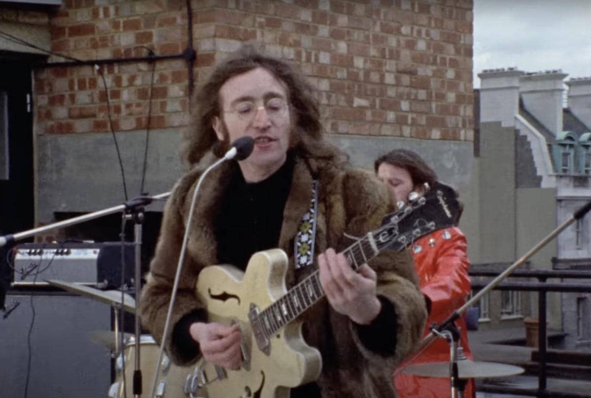 John Lennon dalam video musik "Don't Let Me Down"