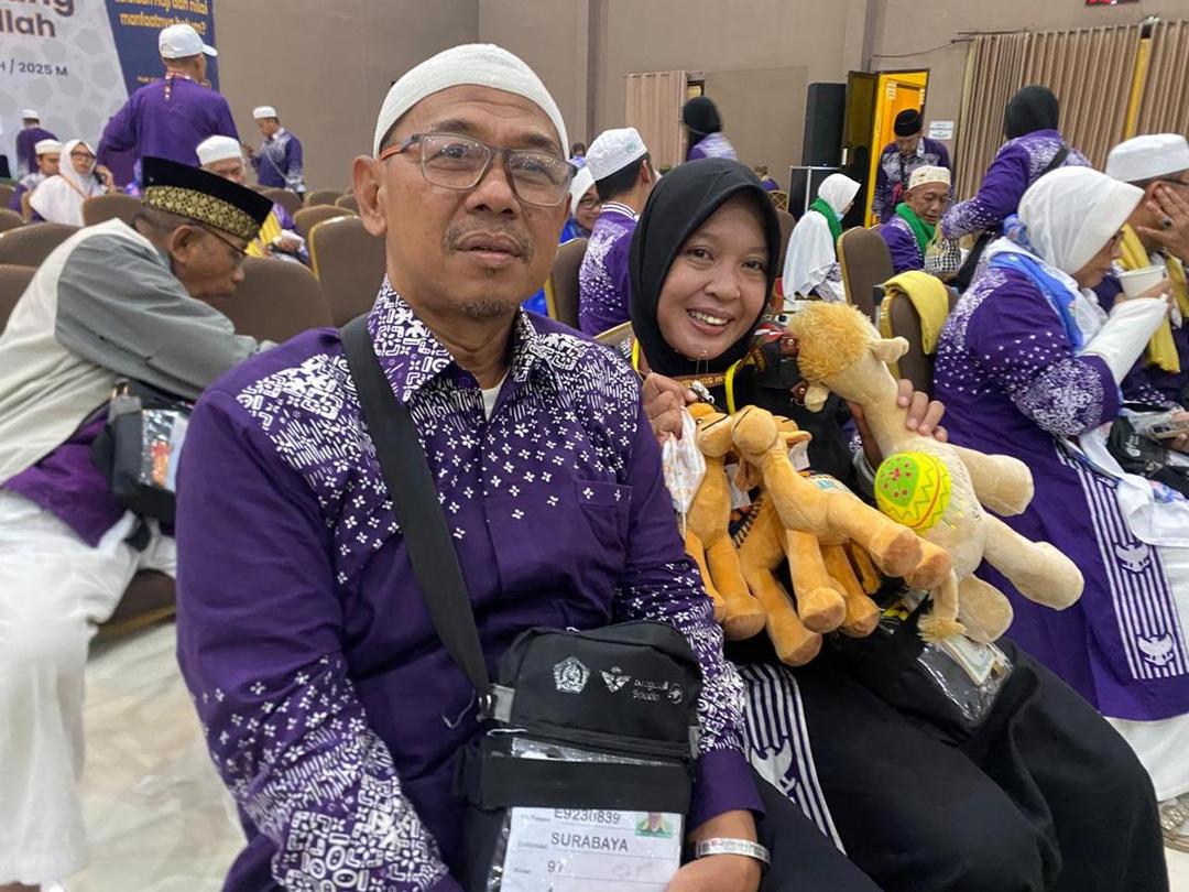 Senyum Bahagia Jemaah Kloter Terakhir Tiba di Asrama Haji Surabaya