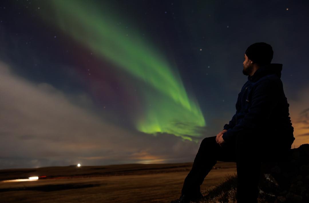 traveller-appreciating-northern-lights_1_resize_48.jpg