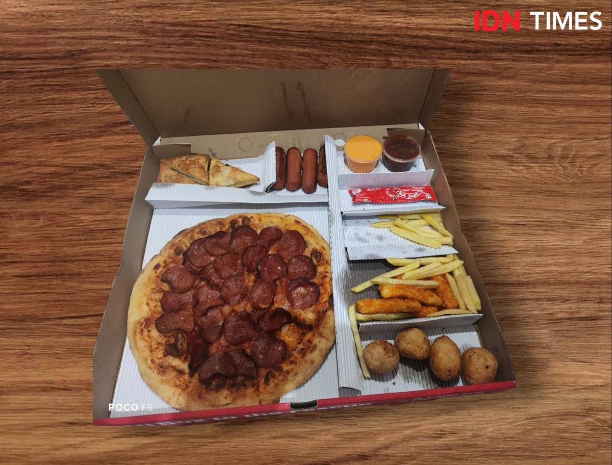 Potret isi Big Box Pizza Hut dan DC Studios' Superman (IDN Times/Dhiya Awlia Azzahra)
