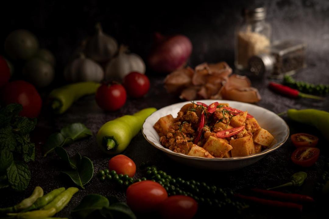 vecteezy_stir-fried-curry-paste-with-bamboo-shoot-and-minced-pork_3384093.jpg