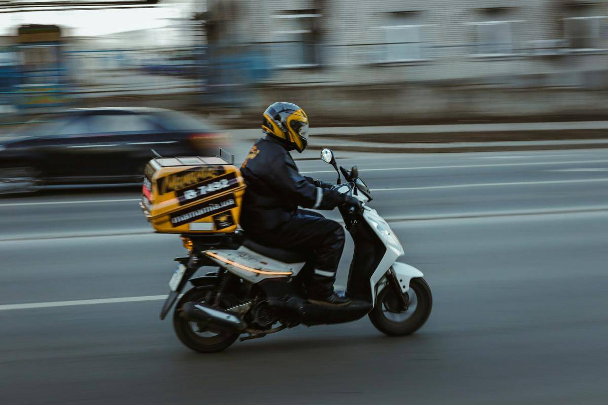 ilustrasi membawa muatan (unsplash.com/Maksym Tymchyk 🇺🇦)