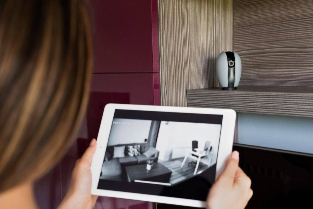 Mengecek CCTV (freepik.com/freepik) 