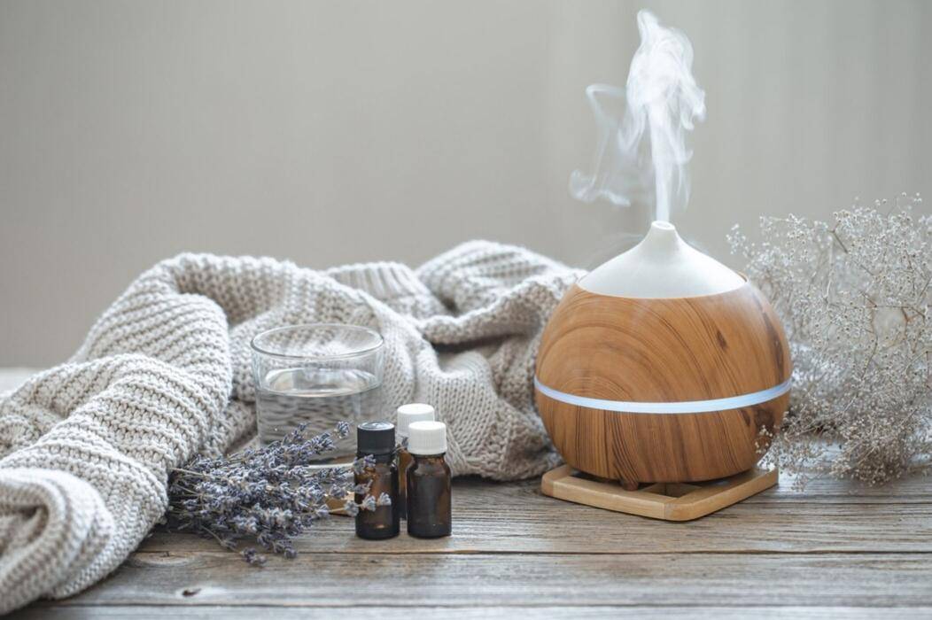 Essensial Oil & Diffuser (freepik.com/pvproductions) 