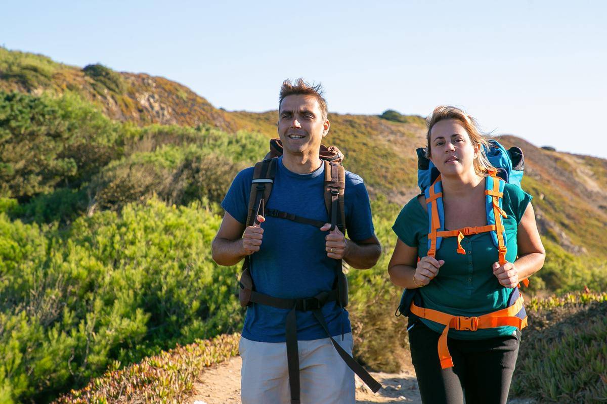 ilustrasi pasangan hiking (freepik.com/pch.vector)