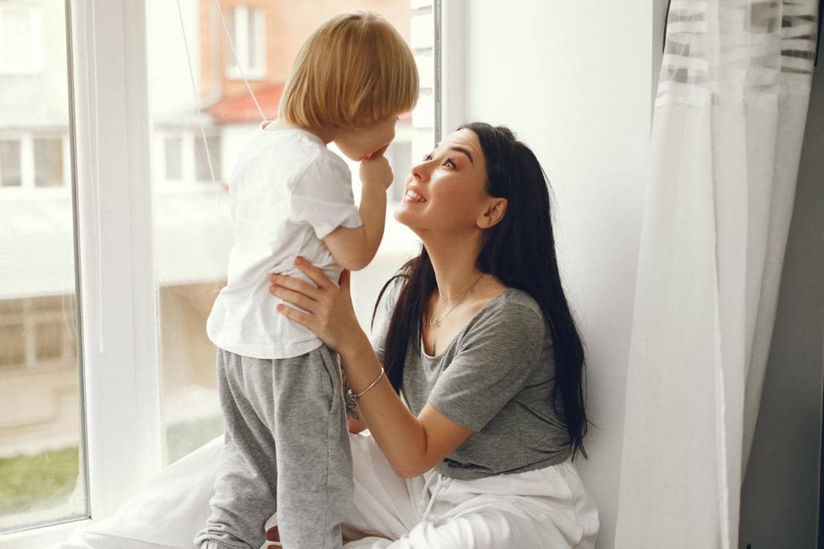 Ilustrasi anak bermain bersama ibu