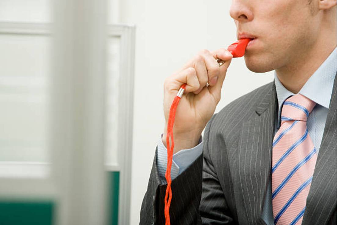 ilustrasi whistleblowing (istockphoto.com/FangXiaNuo)