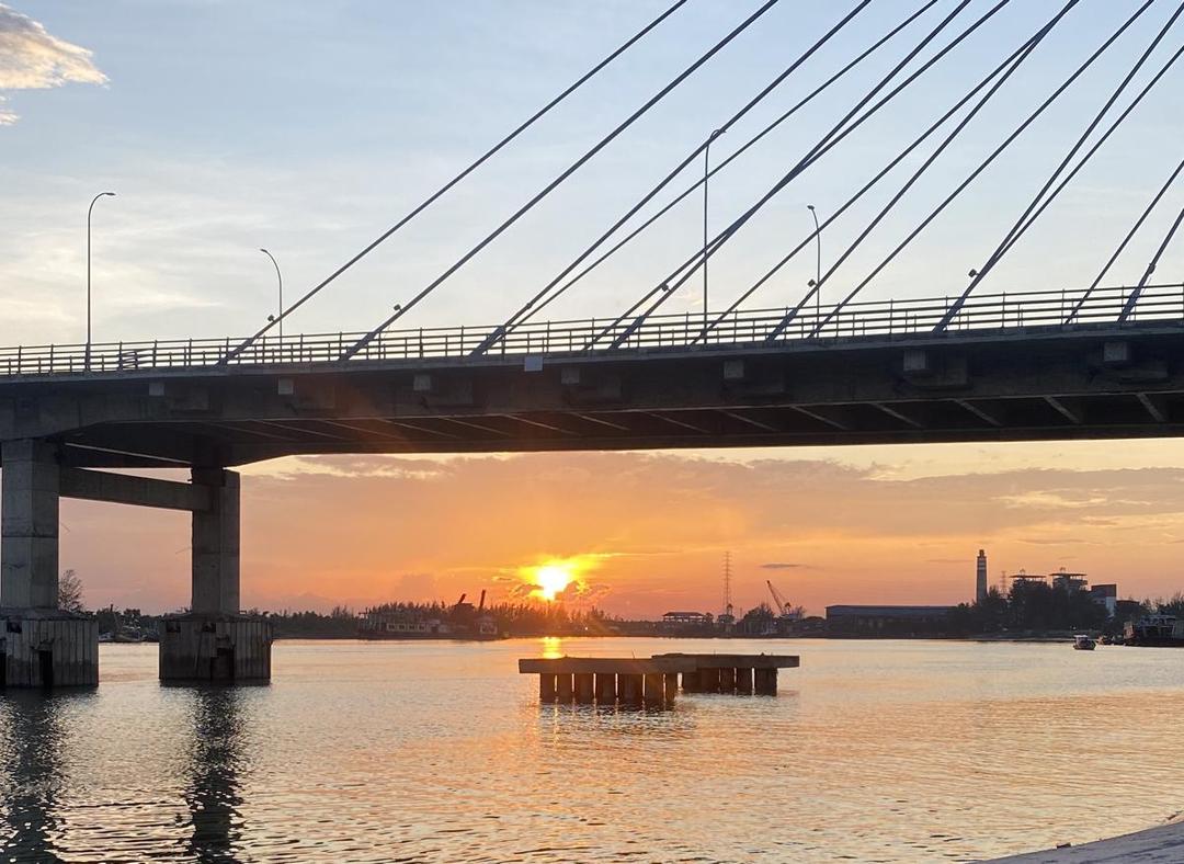 Menikmati Senja di Pantai Kuala di Bangka, View Jembatan Emas