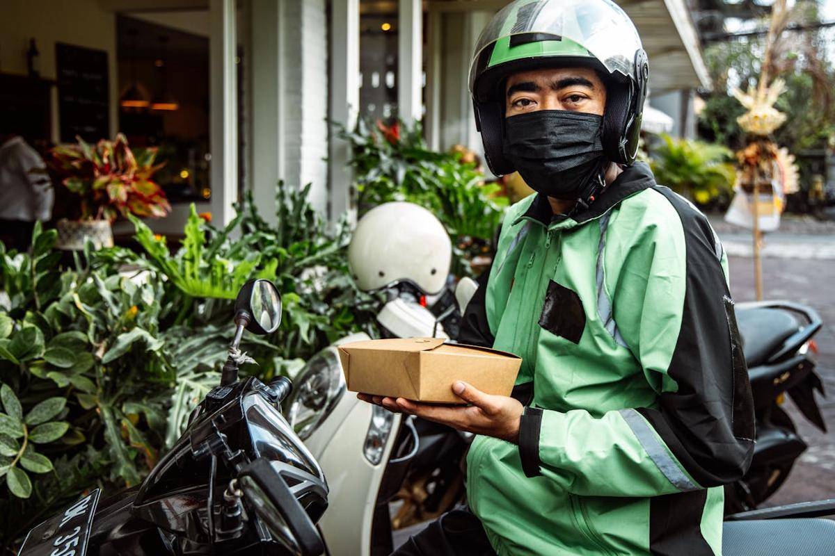 ilustrasi ojek online (pexels.com/ROMAN ODINTSOV)