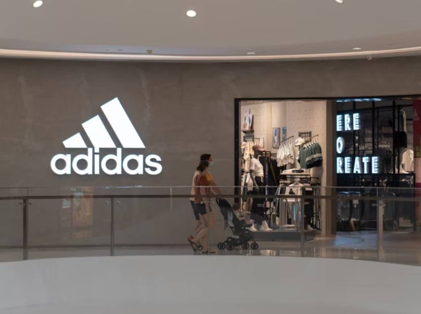 potret logo Adidas (unsplash.com/Shawn Rain)