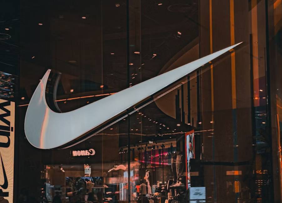 potret logo Nike (unsplash.com/Rashid Mamedov)