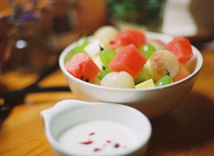 ilustrasi buah potong dan yogurt (unsplash.com/おにぎり)