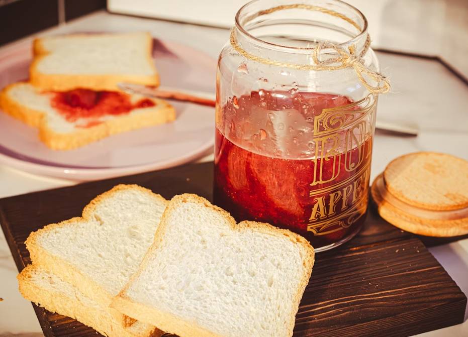 ilustrasi roti tawar selai (unsplash.com/The Design Lady)