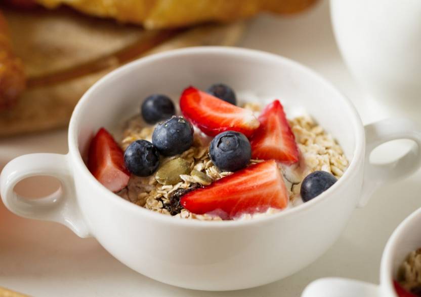 ilustrasi overnight oats (freepik.com/valeria_aksakova)