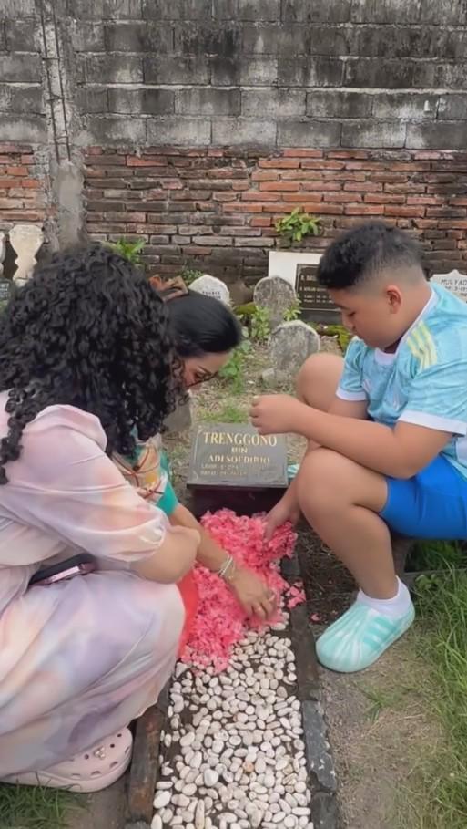Kris Dayanti Ziarah ke Makam Ayahnya (Instagram.com/krisdayantilemos)