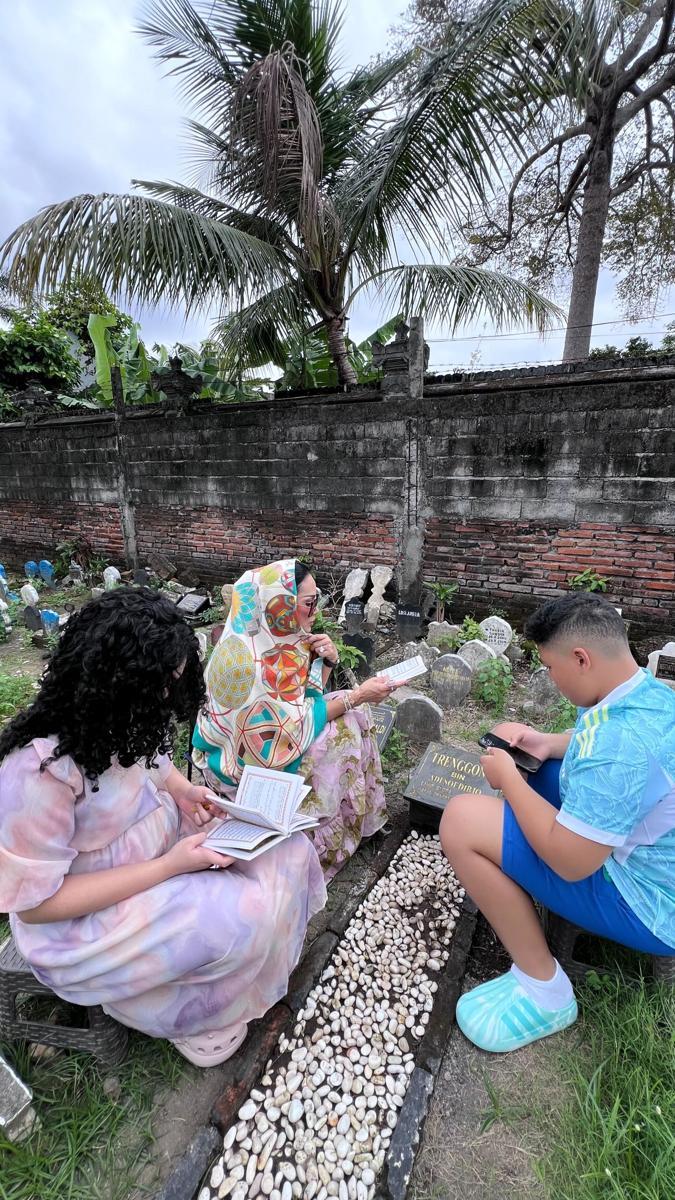 Kris Dayanti Ziarah ke Makam Ayahnya (Instagram.com/krisdayantilemos)