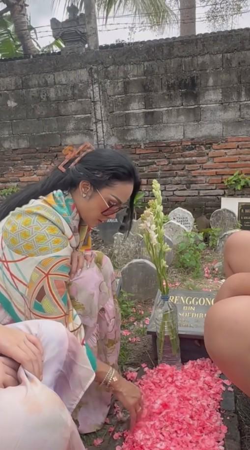 Kris Dayanti Ziarah ke Makam Ayahnya (Instagram.com/krisdayantilemos)