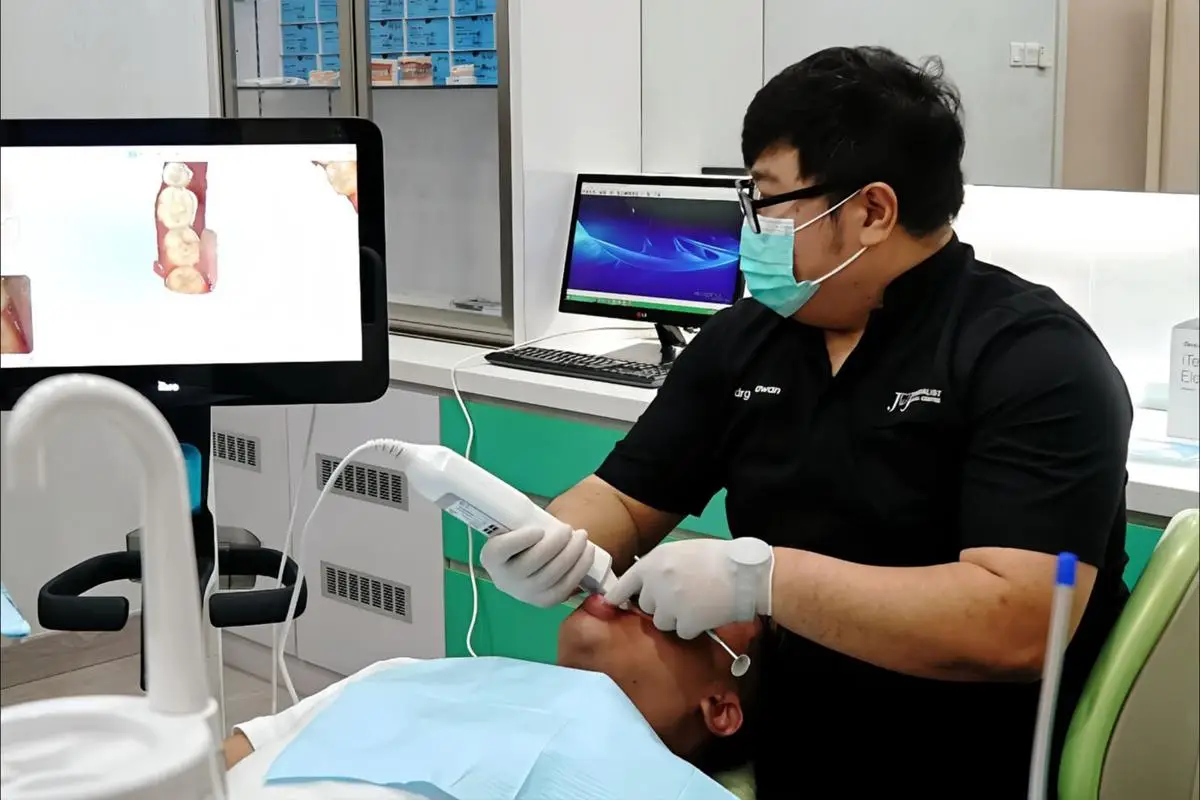 Dokter JnJ Specialist Dental Centre saat melakukan pemeriksaan menggunakan teknologi iTero Element 5D Scanner (IDN Times/Putra Gema Pamungkas)