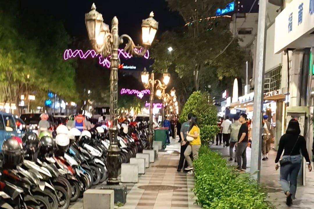 Parkir TJU di Jalan Tunjungan Surabaya (1).jpg