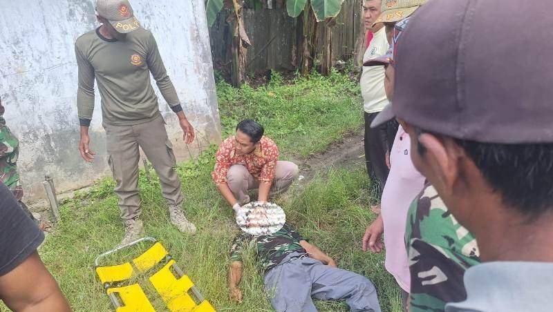 Jasad korban pembunuhan ketika akan dievakuasi
