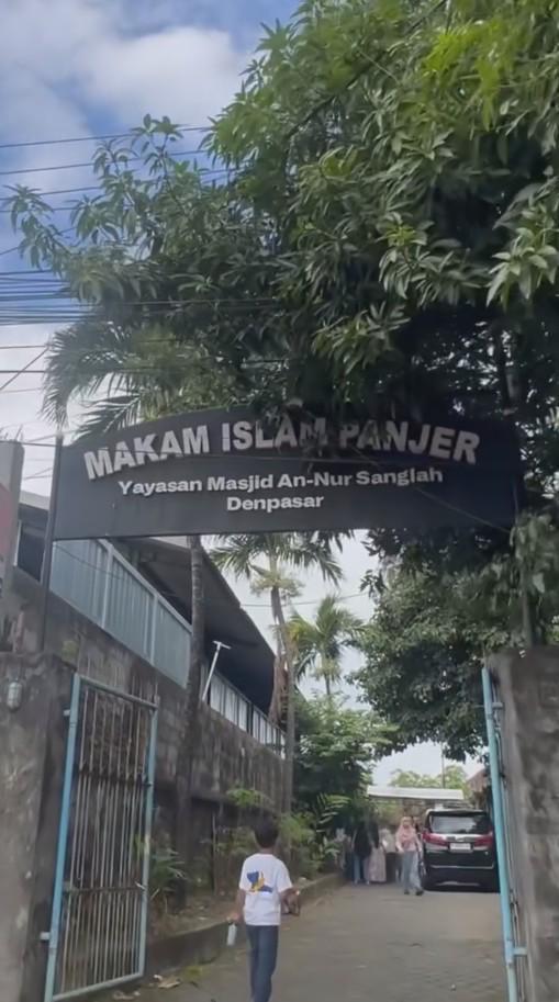 Kris Dayanti Ziarah ke Makam Ayahnya (Instagram.com/krisdayantilemos)