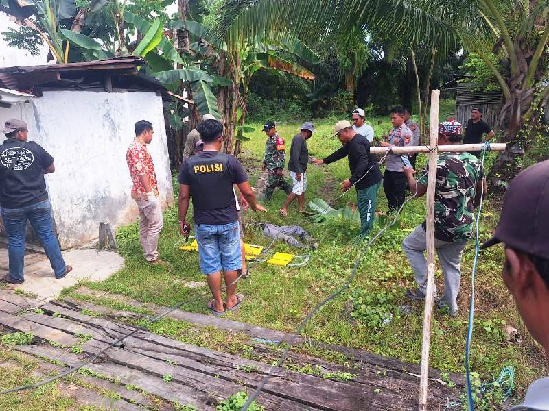 Jasad korban pembunuhan sebelum dievakuasi masih di TKP (IDN Times/Ervan)