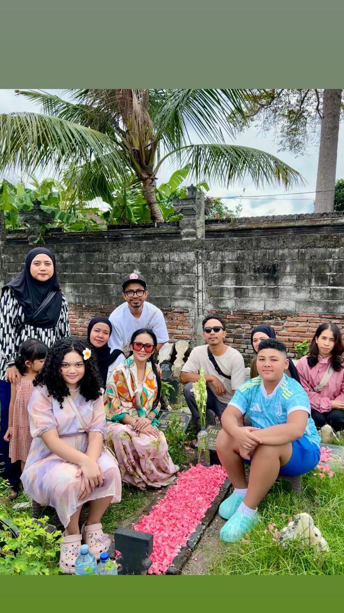 Kris Dayanti Ziarah ke Makam Ayahnya (Instagram.com/krisdayantilemos)