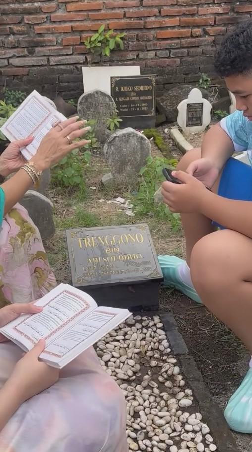 Kris Dayanti Ziarah ke Makam Ayahnya (Instagram.com/krisdayantilemos)