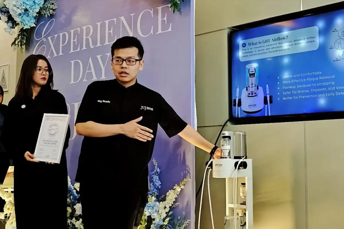 Dokter JnJ Specialist Dental Centre saat menunjukan alat Guided Biofilm Therapy (GBT) with Airflow (IDN Times/Putra Gema Pamungkas)