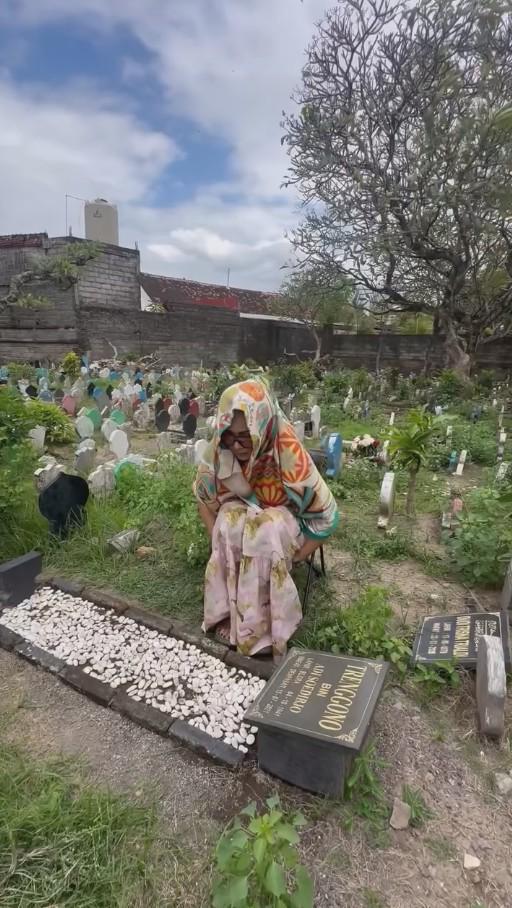 Kris Dayanti Ziarah ke Makam Ayahnya (Instagram.com/krisdayantilemos)