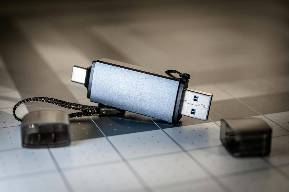 ilustrasi OTG adapter (pexels.com/Get Lost Mike)