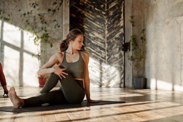 Ilustrasi wanita sedang yoga (Pexels.com/Cliff Booth)