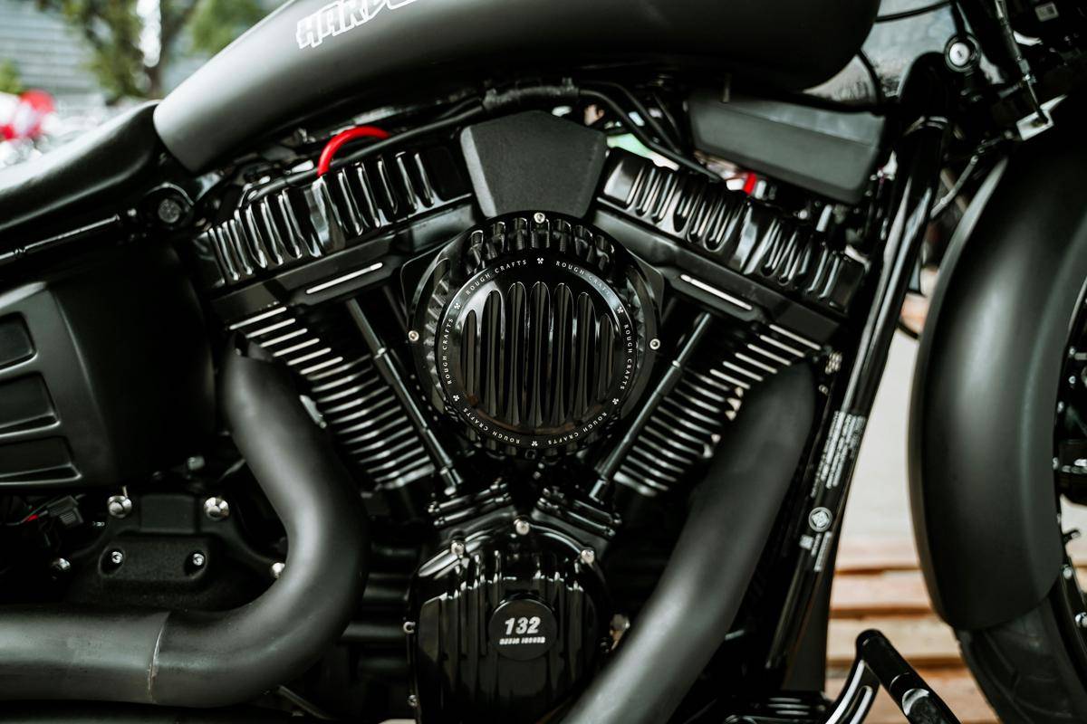 Ilustrasi Motor Custom (pexels.com/Harvey Tan Villarino)