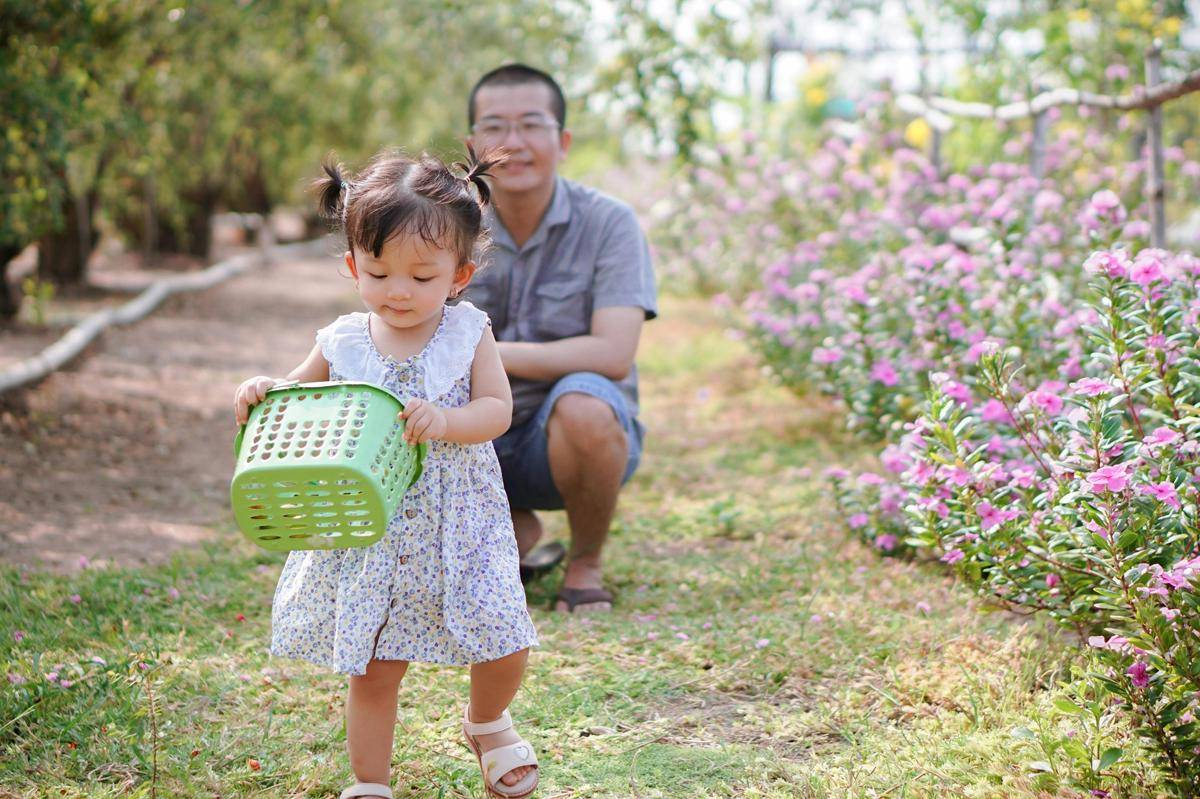 ilustrasi ayah dan anak di kebun (pexels.com/Moon Family)