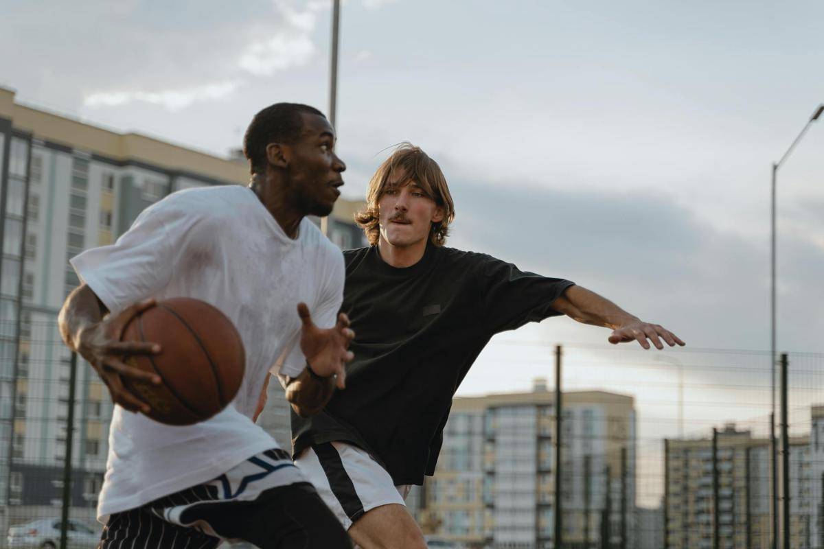 ilustrasi main basket bersama teman