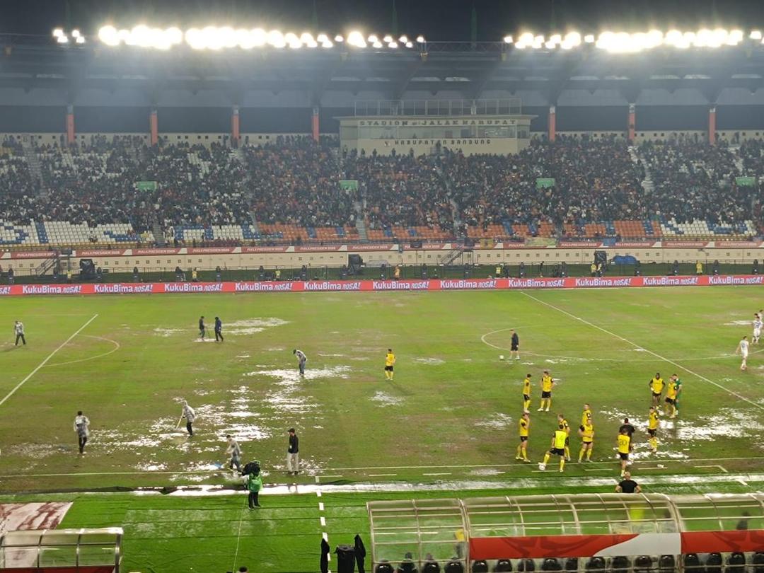 Lapang Stadion SJH Tergenang, Pertandingan Oxford vs Port FC Tertunda