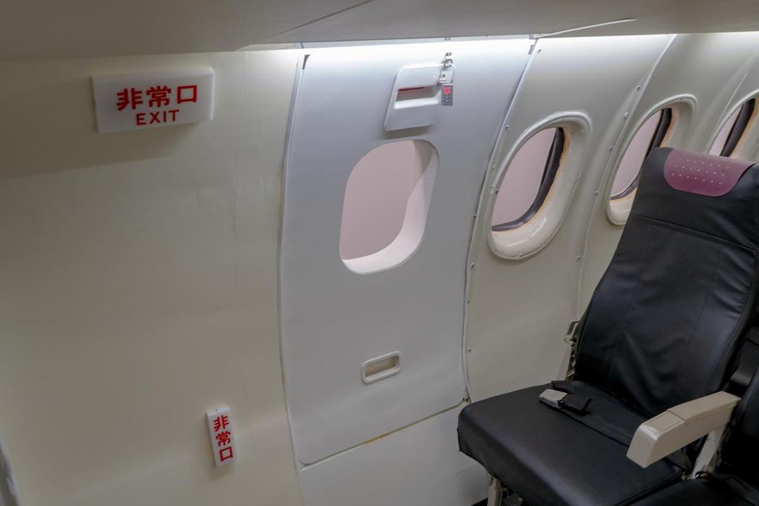ilustrasi pintu darurat pesawat (photo-ac.com/Kagoshimaiko)