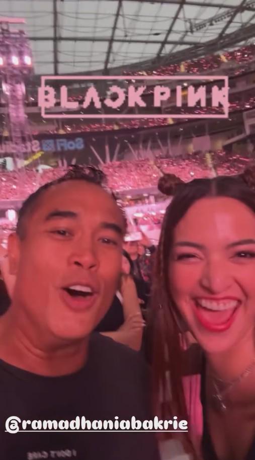 Nia Ramadhani Nonton Konser BLACKPINK (Instagram.com/ramadhaniabakrie)
