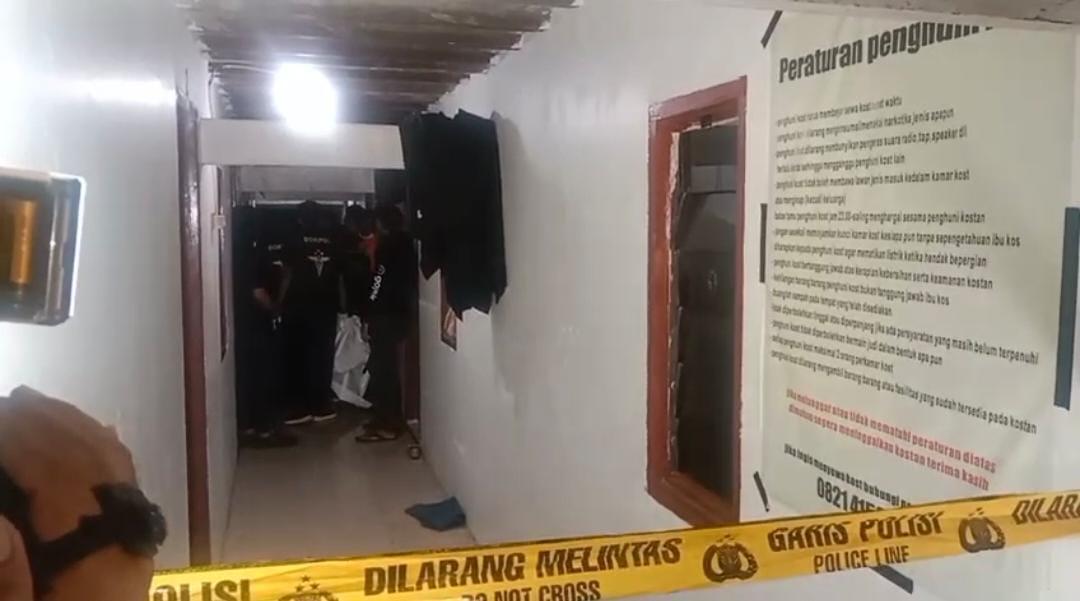 Rumah indekos di Makassar tempat pria berinisial J ditemukan tewas tergantung, Sabtu (12/7/2025)/Istimewa