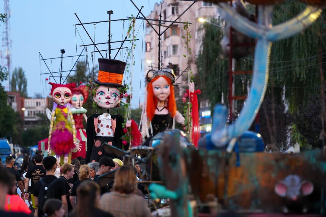 Potret acara Puppets Occupy the Streets di Craiova, Rumania (instagram.com/puppetsoccupystreet)