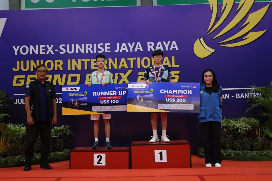 Isnanta Kemenpora serahkan Hadiah.jpg