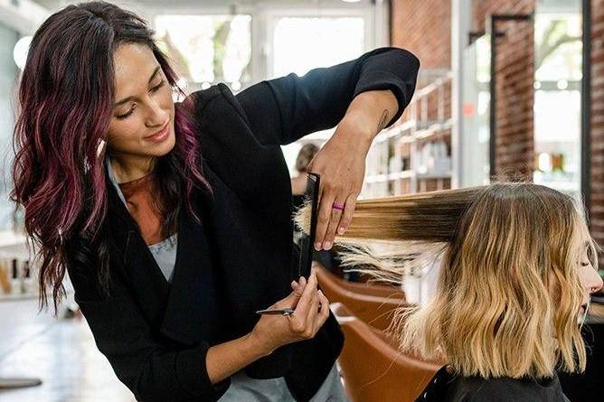 Ilustrasi mengapa kita sering ingin potong rambut saat hidup sedang kacau? (Pinterest/Hairdressers Journal)