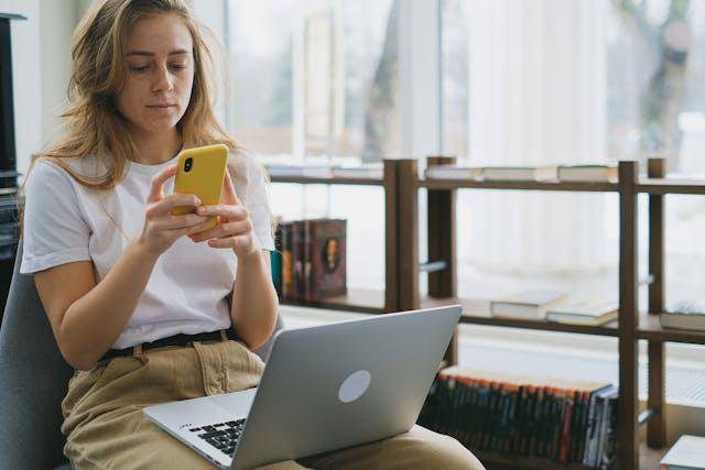 Ilustrasi menggunakan smartphone (Pexels.com/SHVETS production)