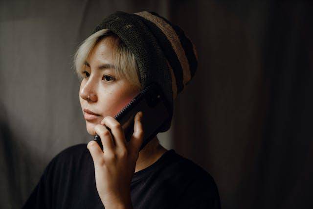 ilustrasi seorang wanita menelepon (Pexels.com/Ketut Subiyanto)