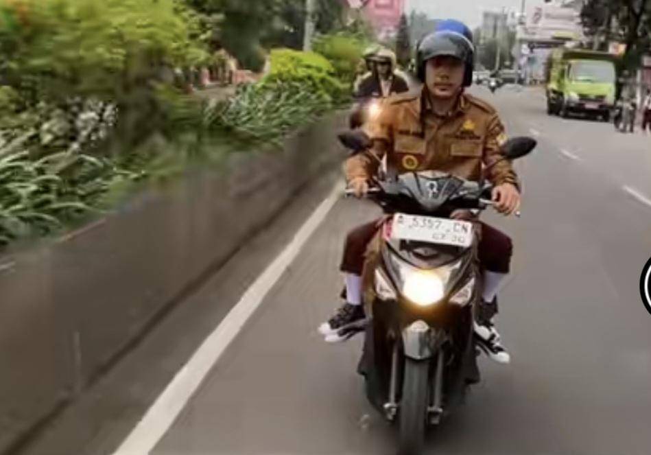 Wakil  Wali Serang antar anak sekolah di hari pertama (Dok. tangkap layar video)