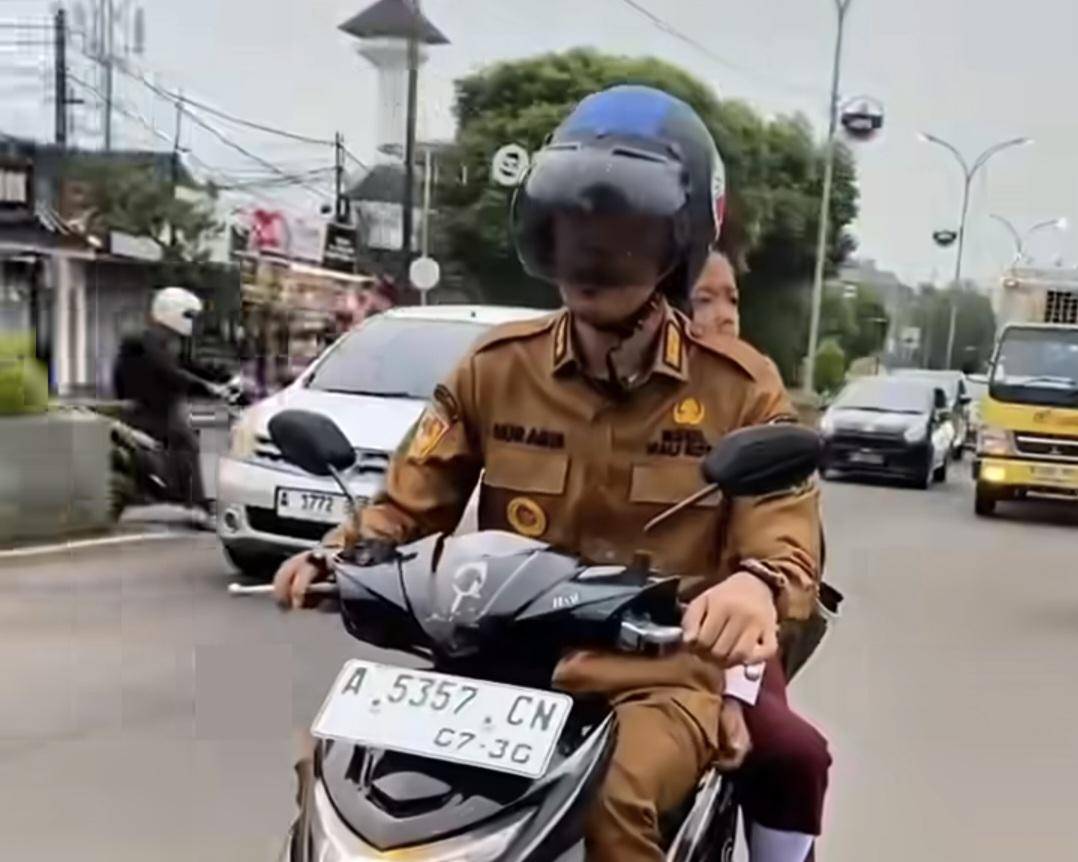 Wakil Wali Serang antar anak sekolah di hari pertama (Dok. tangkap layar video)