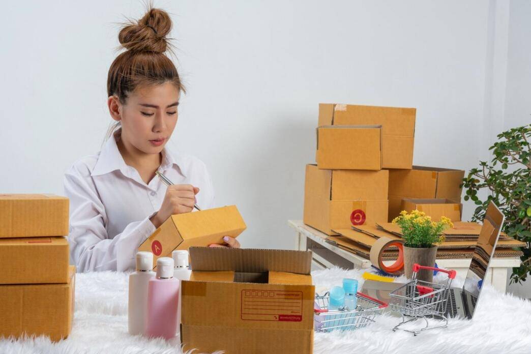 Sortir Barang (freepik.com/jcomp) 